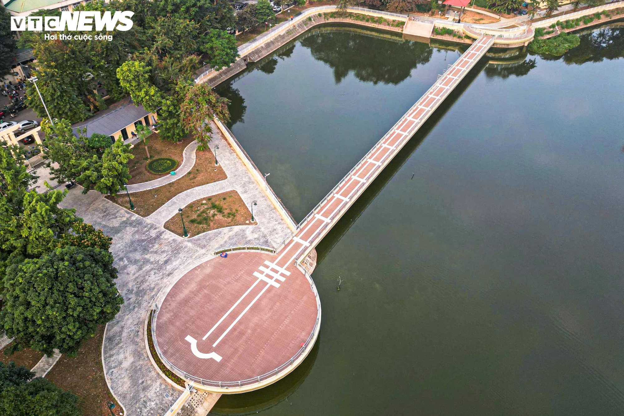 Chiêm ngưỡng cầu đi bộ hình cây đàn trong công viên trung tâm Hà Nội- Ảnh 7.