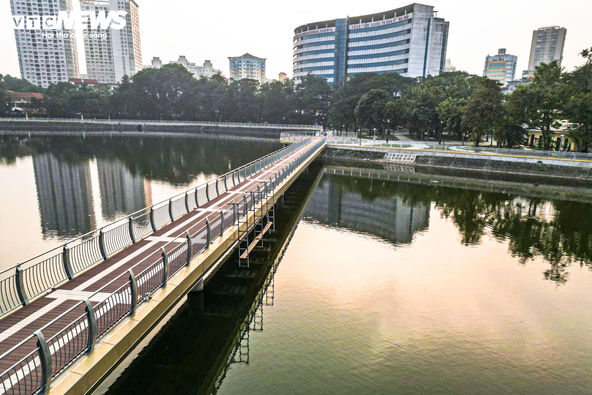 Chiêm ngưỡng cầu đi bộ hình cây đàn trong công viên trung tâm Hà Nội- Ảnh 8.