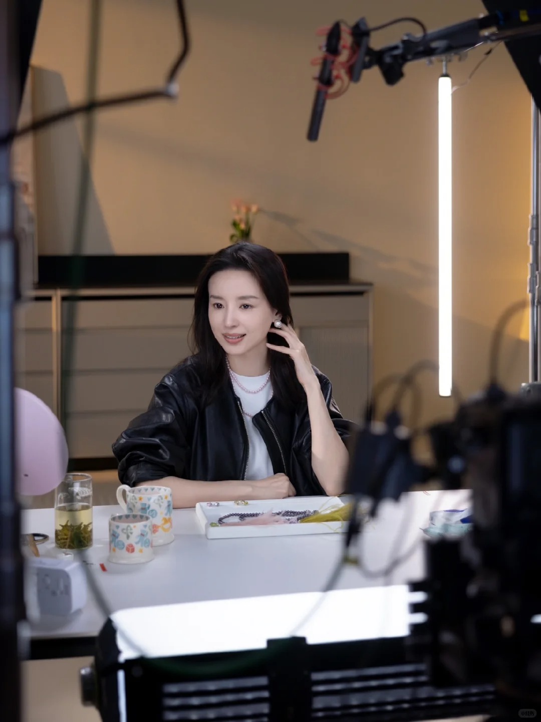 Giữa "bão" livestream ồn ào, vì sao Đổng Khiết chỉ cần ngồi im thủ thỉ cũng bán được trăm tỷ? - Ảnh 8.