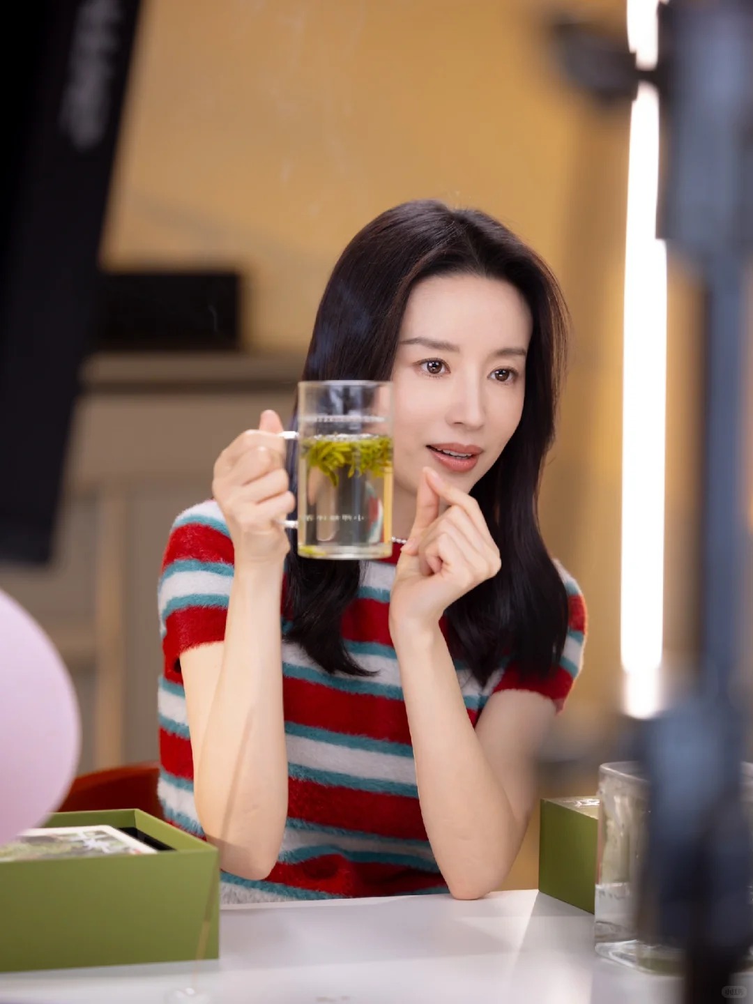 Giữa "bão" livestream ồn ào, vì sao Đổng Khiết chỉ cần ngồi im thủ thỉ cũng bán được trăm tỷ? - Ảnh 9.