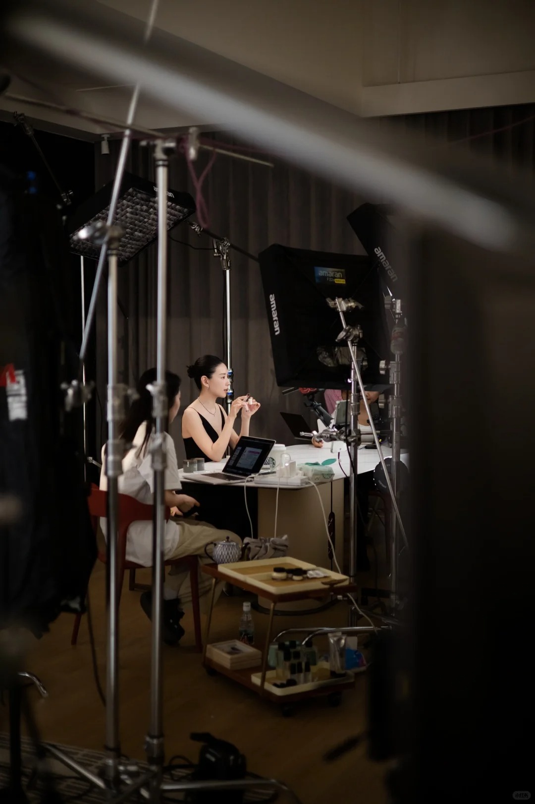 Giữa "bão" livestream ồn ào, vì sao Đổng Khiết chỉ cần ngồi im thủ thỉ cũng bán được trăm tỷ? - Ảnh 3.