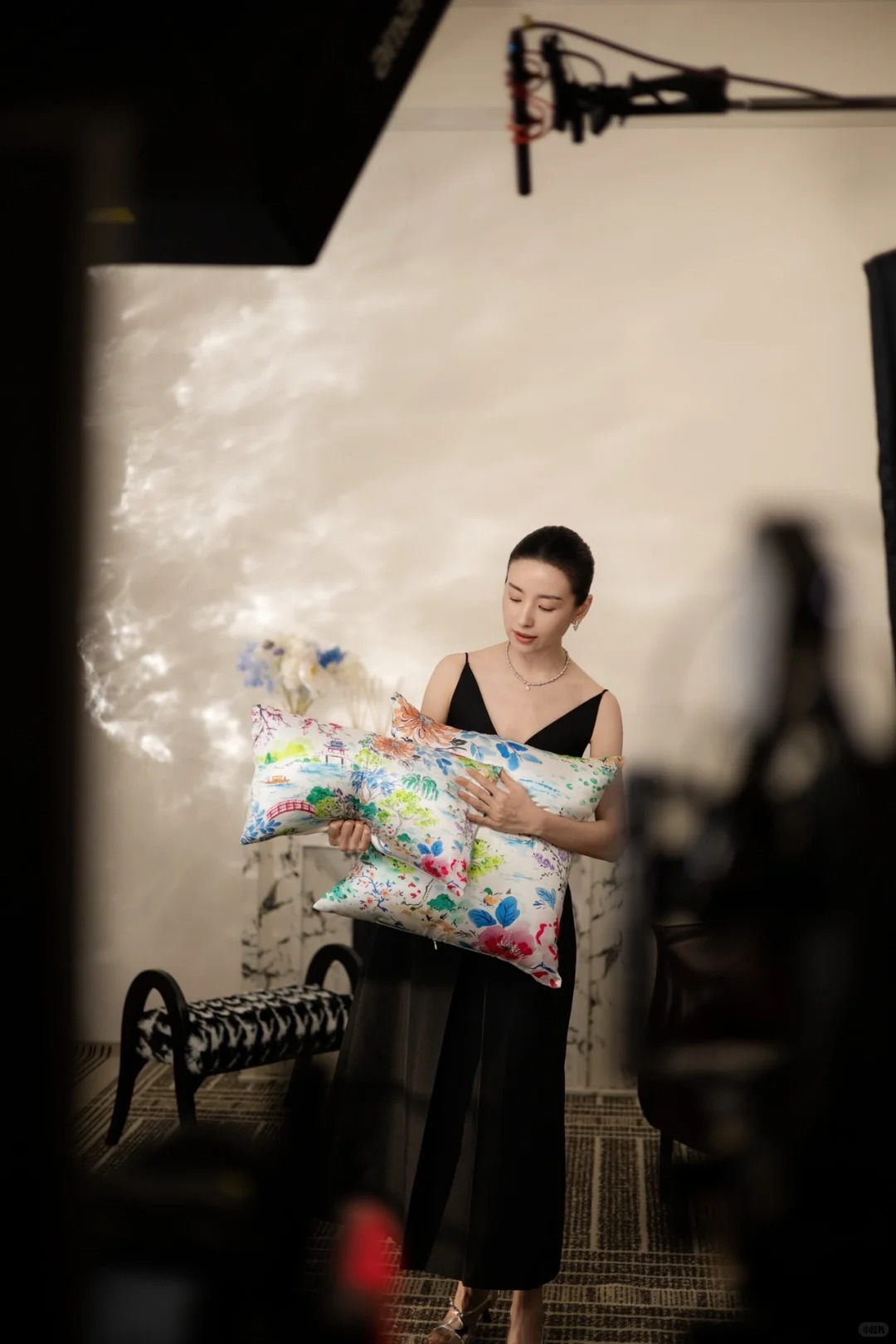 Giữa "bão" livestream ồn ào, vì sao Đổng Khiết chỉ cần ngồi im thủ thỉ cũng bán được trăm tỷ? - Ảnh 4.