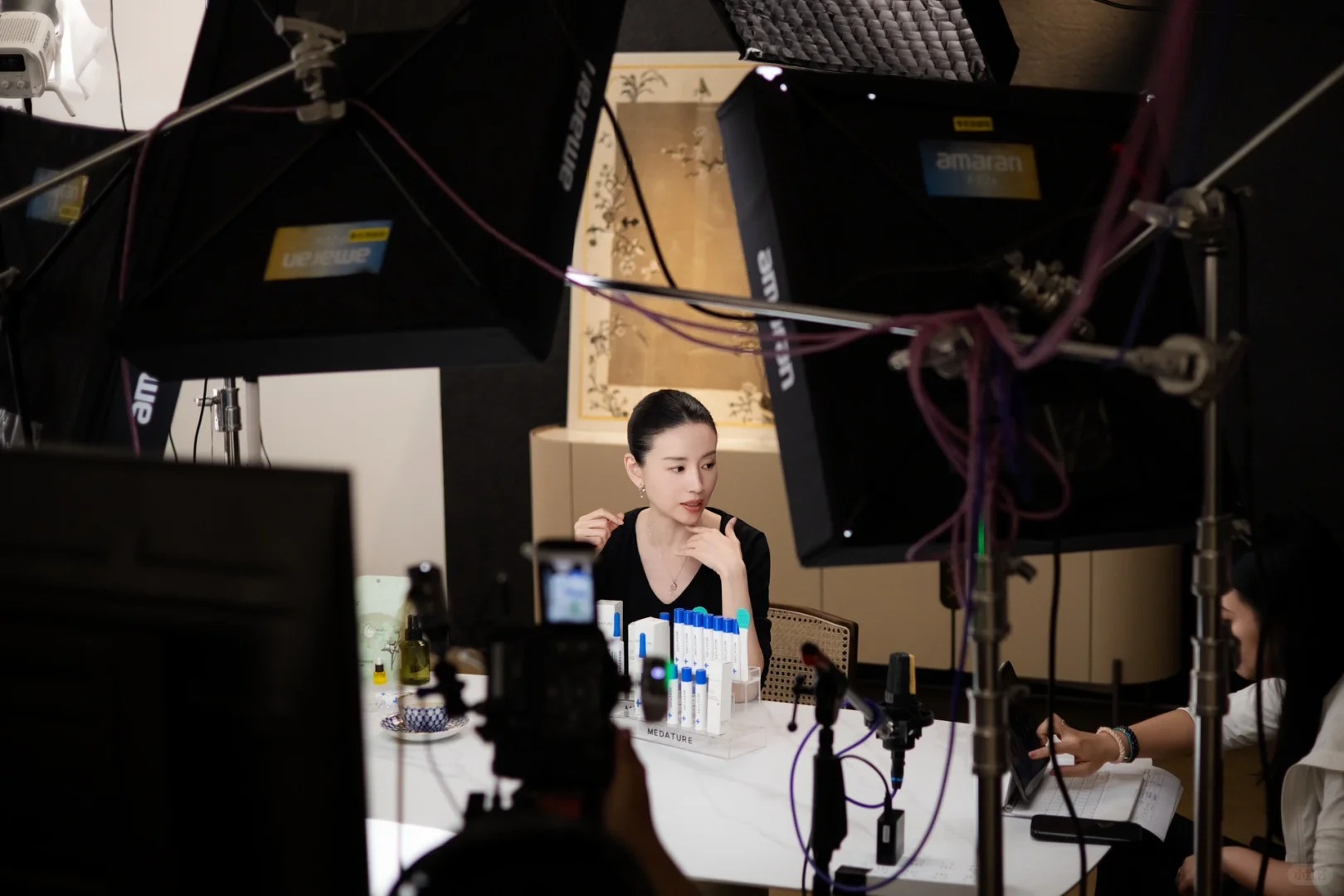 Giữa "bão" livestream ồn ào, vì sao Đổng Khiết chỉ cần ngồi im thủ thỉ cũng bán được trăm tỷ? - Ảnh 2.