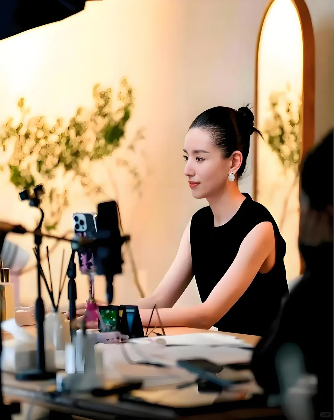 Giữa "bão" livestream ồn ào, vì sao Đổng Khiết chỉ cần ngồi im thủ thỉ cũng bán được trăm tỷ? - Ảnh 7.