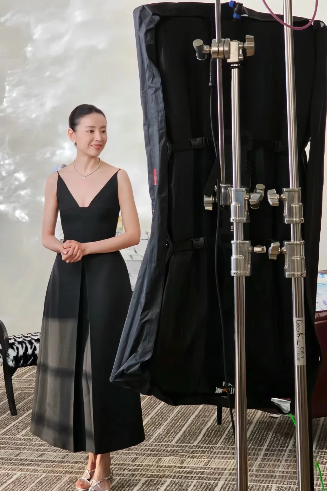 Giữa "bão" livestream ồn ào, vì sao Đổng Khiết chỉ cần ngồi im thủ thỉ cũng bán được trăm tỷ? - Ảnh 5.