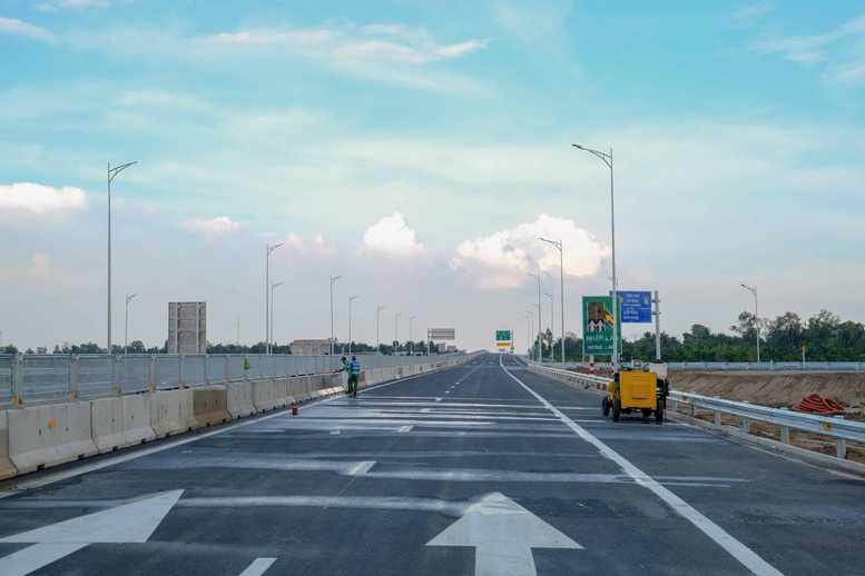 Phó Thủ tướng Trần Hồng Hà thị sát toàn tuyến cao tốc Cần Thơ-Cà Mau trước giờ khánh thành, thông xe kỹ thuật- Ảnh 3.