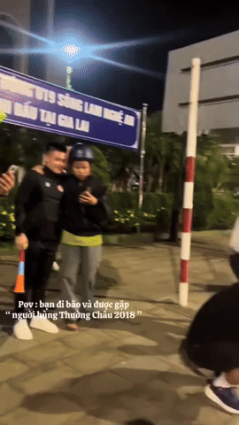 Bắt gặp Quang Hải lao ra đường ăn mừng U22 Việt Nam vô địch: Người tạo trend "đi bão" nay được đi bão rồi!- Ảnh 1.