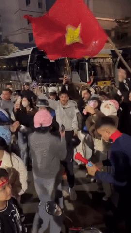 Bắt gặp Quang Hải lao ra đường ăn mừng U22 Việt Nam vô địch: Người tạo trend "đi bão" nay được đi bão rồi!- Ảnh 2.