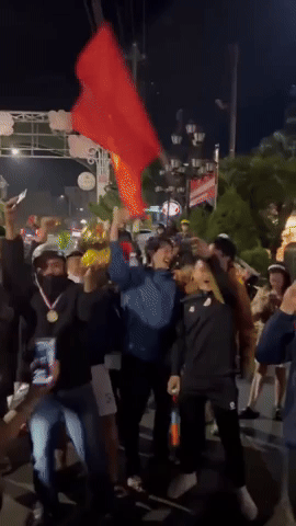 Bắt gặp Quang Hải lao ra đường ăn mừng U22 Việt Nam vô địch: Người tạo trend "đi bão" nay được đi bão rồi!- Ảnh 3.