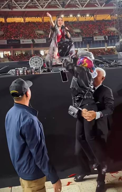 Vệ sĩ tóc bạc U65 của Mỹ Tâm nhấc bổng một người ngay trong show- Ảnh 2.