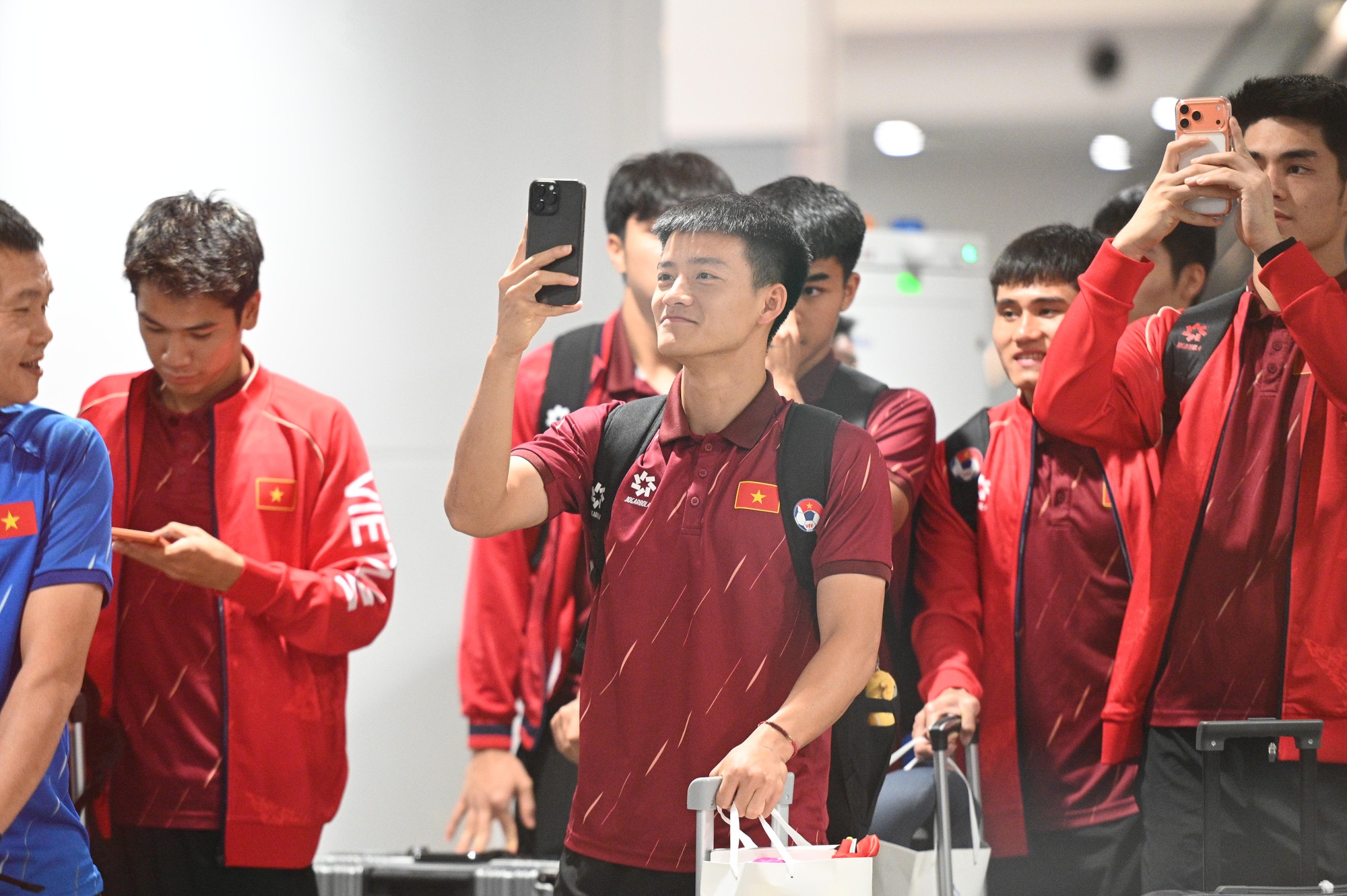 "Người hùng" U22 Việt Nam Thanh Nhàn về nước trong vòng tay người hâm mộ: "Đông quá ạ, thật sự rất tuyệt vời"- Ảnh 1.