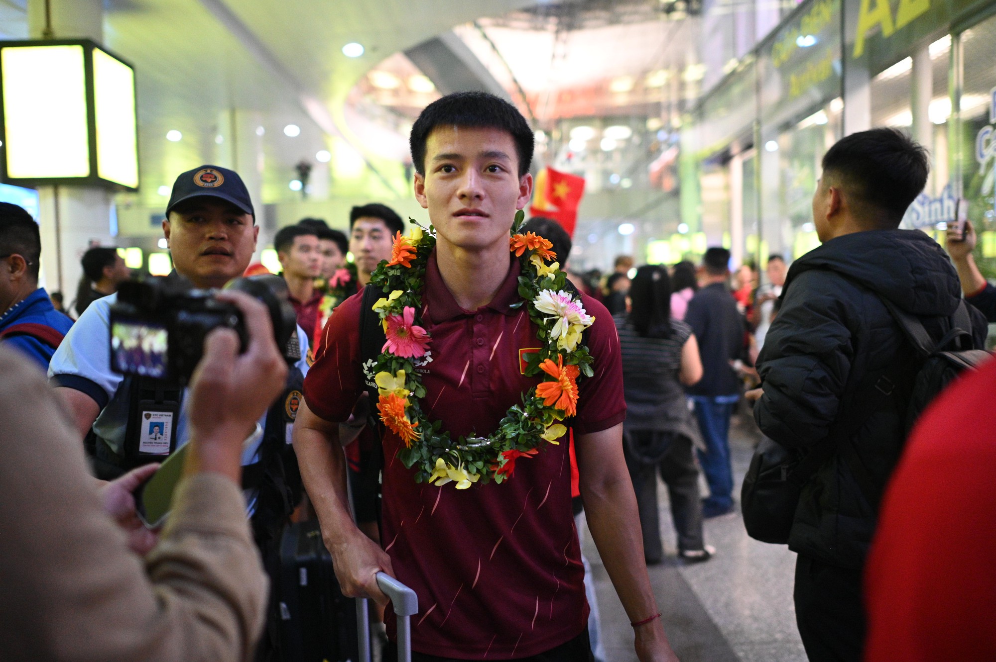 "Người hùng" U22 Việt Nam Thanh Nhàn về nước trong vòng tay người hâm mộ: "Đông quá ạ, thật sự rất tuyệt vời"- Ảnh 2.