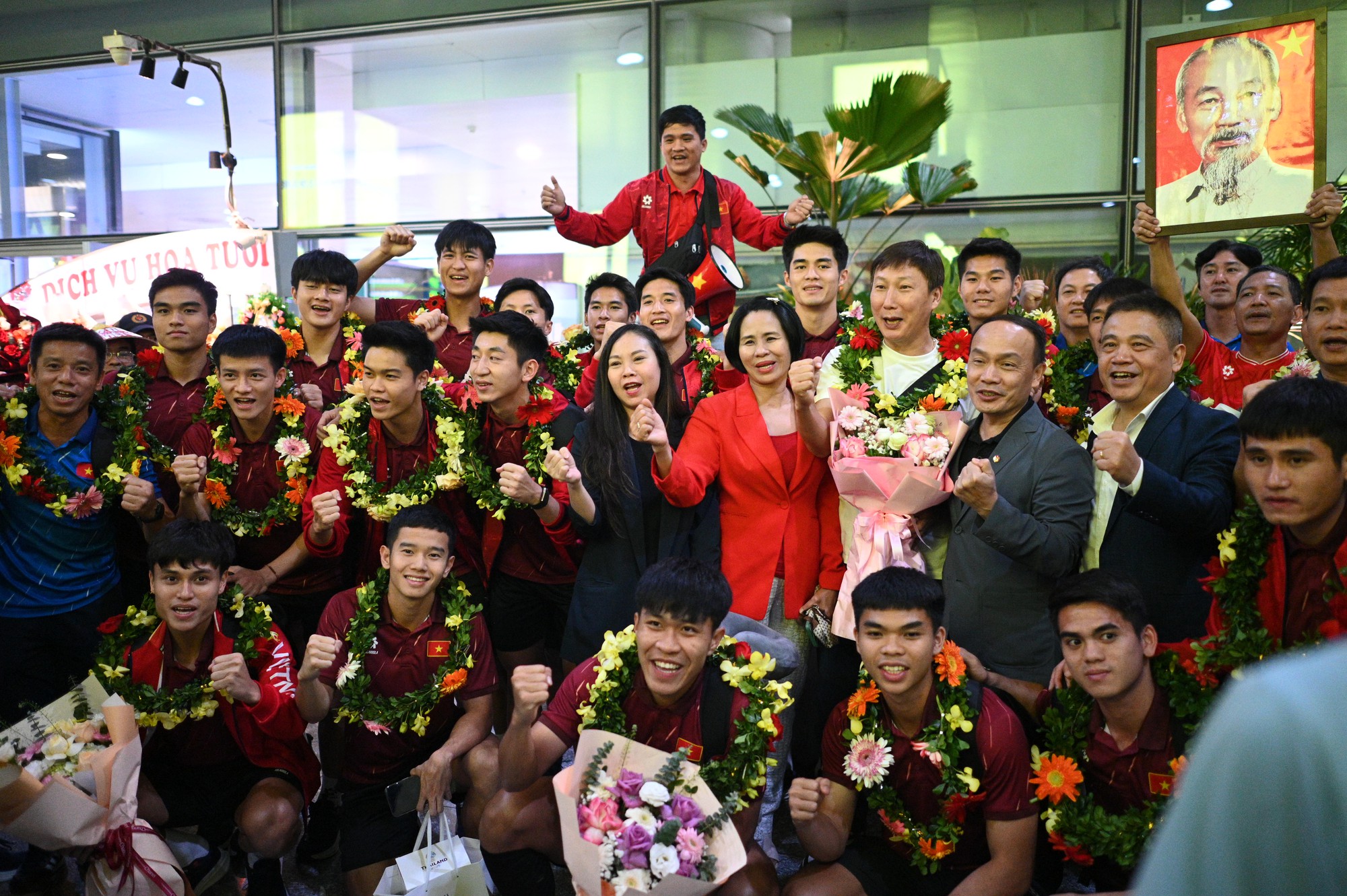 "Người hùng" U22 Việt Nam Thanh Nhàn về nước trong vòng tay người hâm mộ: "Đông quá ạ, thật sự rất tuyệt vời"- Ảnh 4.