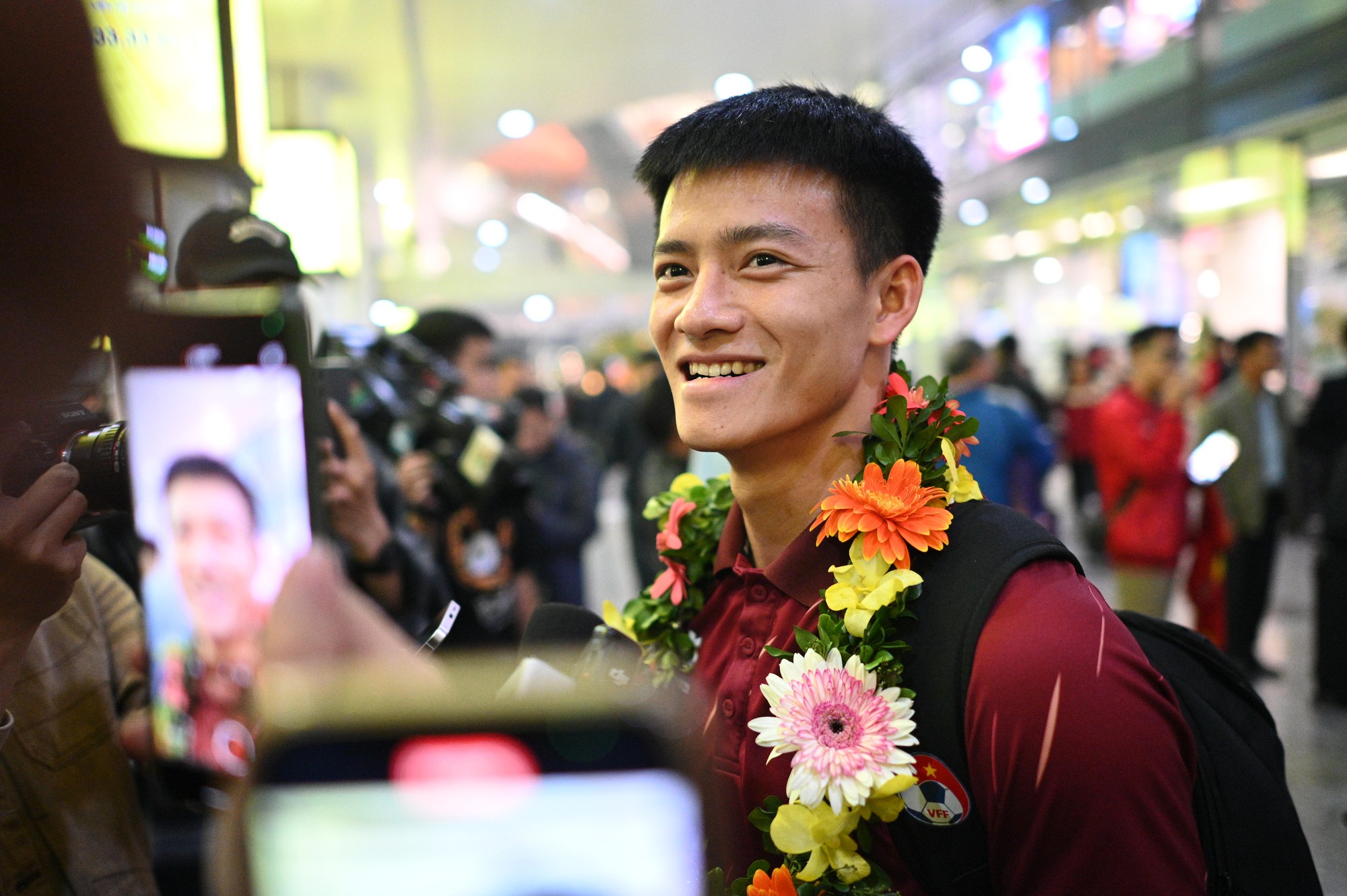 "Người hùng" U22 Việt Nam Thanh Nhàn về nước trong vòng tay người hâm mộ: "Đông quá ạ, thật sự rất tuyệt vời"- Ảnh 3.