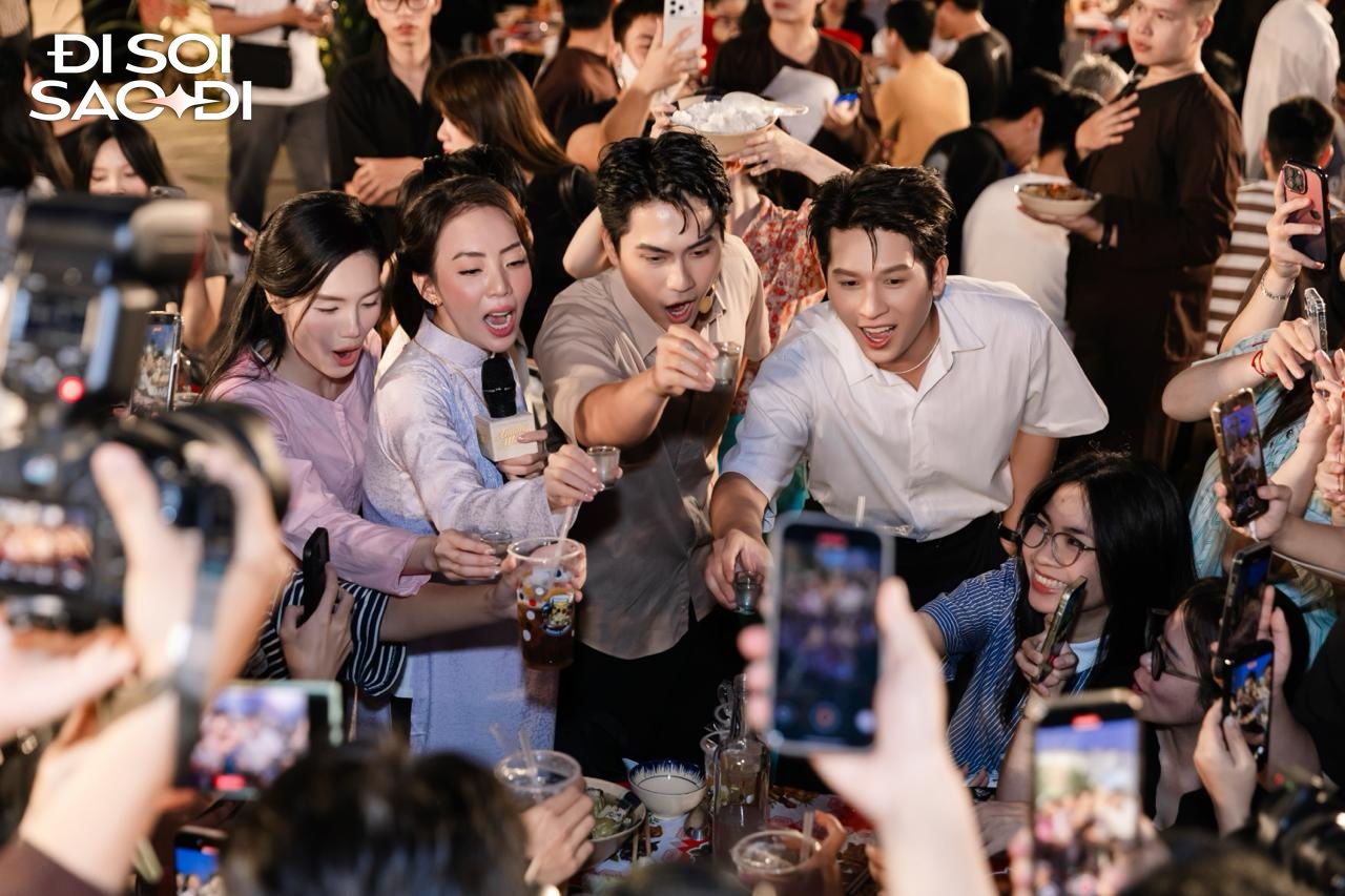 Cặp sao Việt công khai bồng bế nhau gây bão MXH: Nhà gái xinh như mộng, nhà trai lộ rõ vẻ si mê khó chối cãi- Ảnh 14.