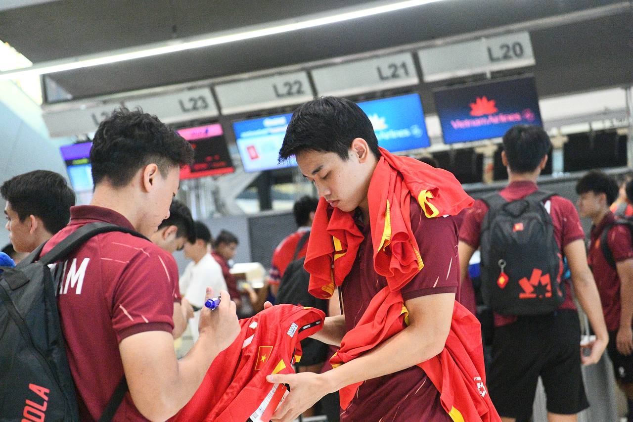 Trai đẹp U22 Việt Nam Đình Bắc, Thanh Nhàn mang HCV về Việt Nam, thủ môn 1m91 visual sáng bừng ký mỏi tay cho CĐV- Ảnh 14.