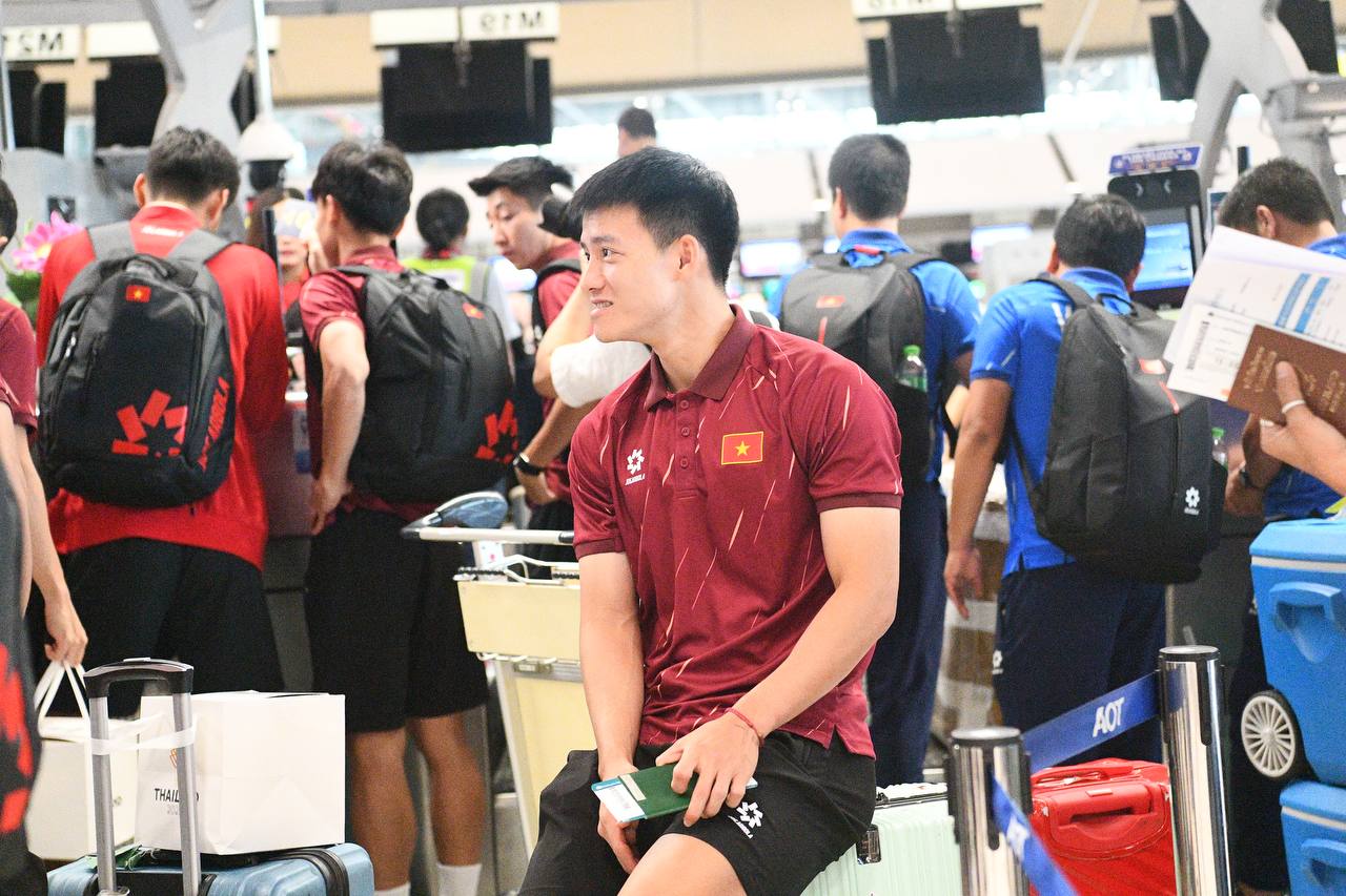 Trai đẹp U22 Việt Nam Đình Bắc, Thanh Nhàn mang HCV về Việt Nam, thủ môn 1m91 visual sáng bừng ký mỏi tay cho CĐV- Ảnh 6.