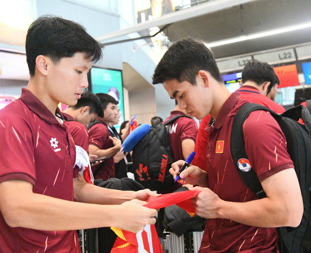 Trai đẹp U22 Việt Nam Đình Bắc, Thanh Nhàn mang HCV về Việt Nam, thủ môn 1m91 visual sáng bừng ký mỏi tay cho CĐV- Ảnh 12.