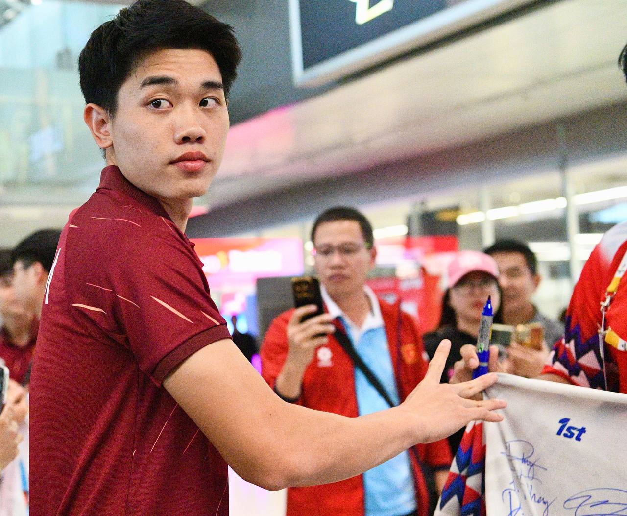 Trai đẹp U22 Việt Nam Đình Bắc, Thanh Nhàn mang HCV về Việt Nam, thủ môn 1m91 visual sáng bừng ký mỏi tay cho CĐV- Ảnh 3.