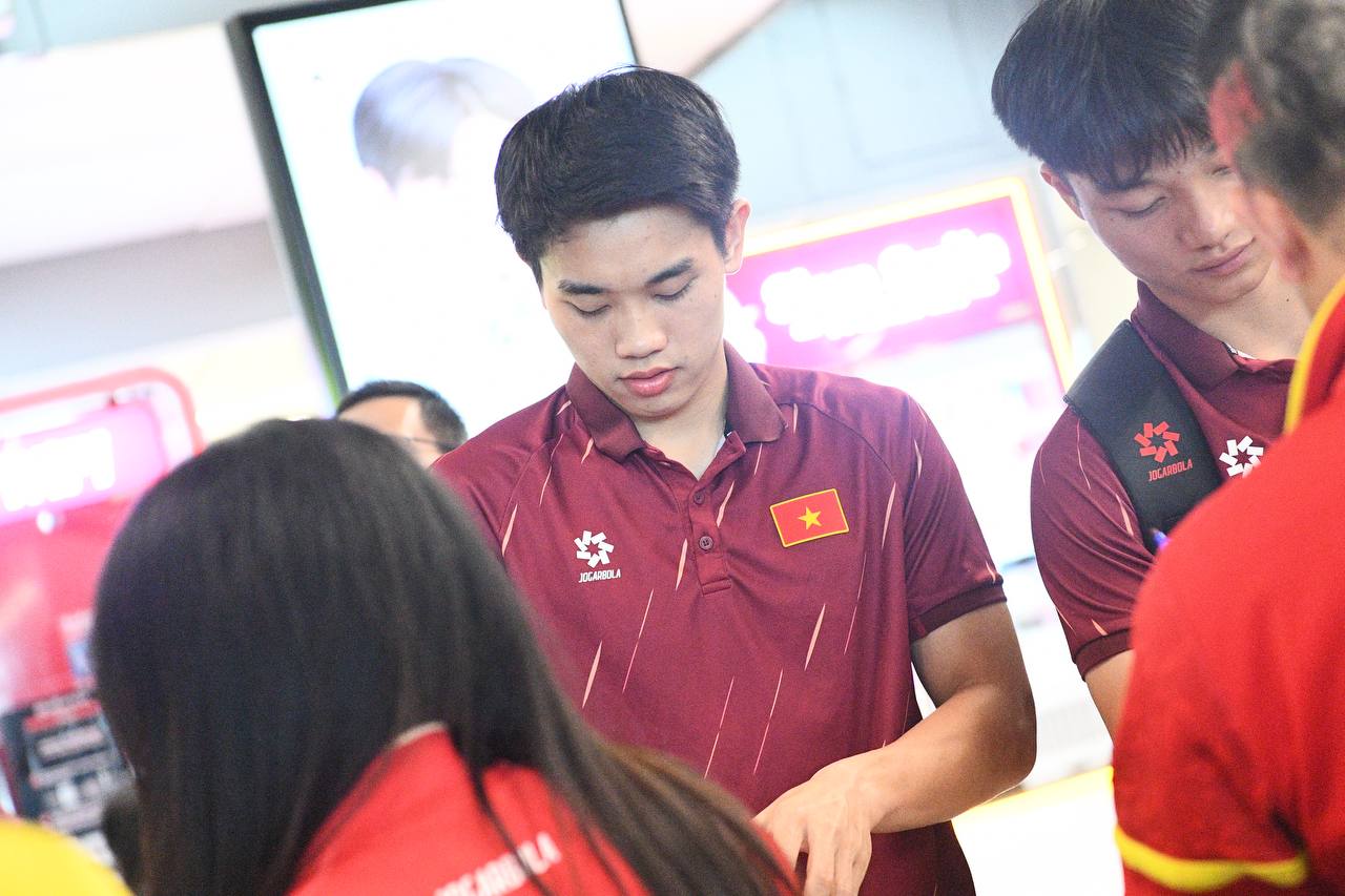 Trai đẹp U22 Việt Nam Đình Bắc, Thanh Nhàn mang HCV về Việt Nam, thủ môn 1m91 visual sáng bừng ký mỏi tay cho CĐV- Ảnh 4.