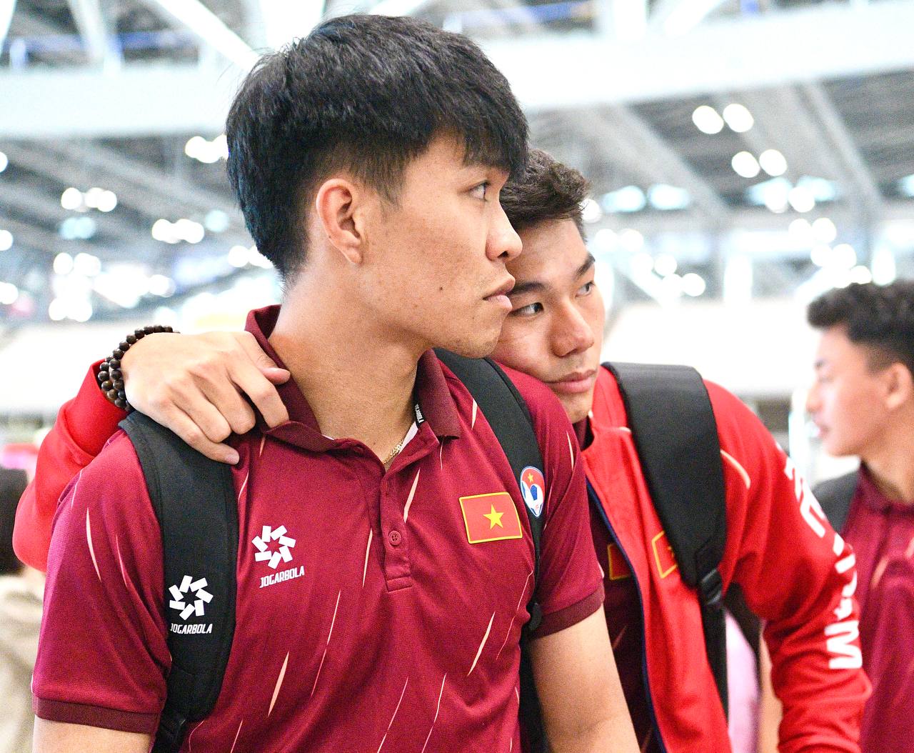 Trai đẹp U22 Việt Nam Đình Bắc, Thanh Nhàn mang HCV về Việt Nam, thủ môn 1m91 visual sáng bừng ký mỏi tay cho CĐV- Ảnh 11.