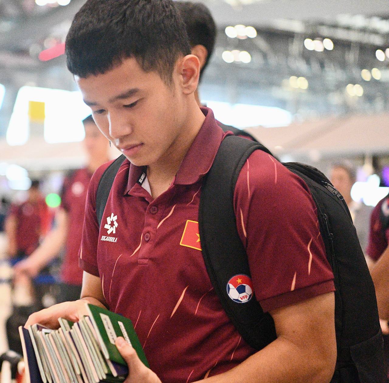 Trai đẹp U22 Việt Nam Đình Bắc, Thanh Nhàn mang HCV về Việt Nam, thủ môn 1m91 visual sáng bừng ký mỏi tay cho CĐV- Ảnh 9.