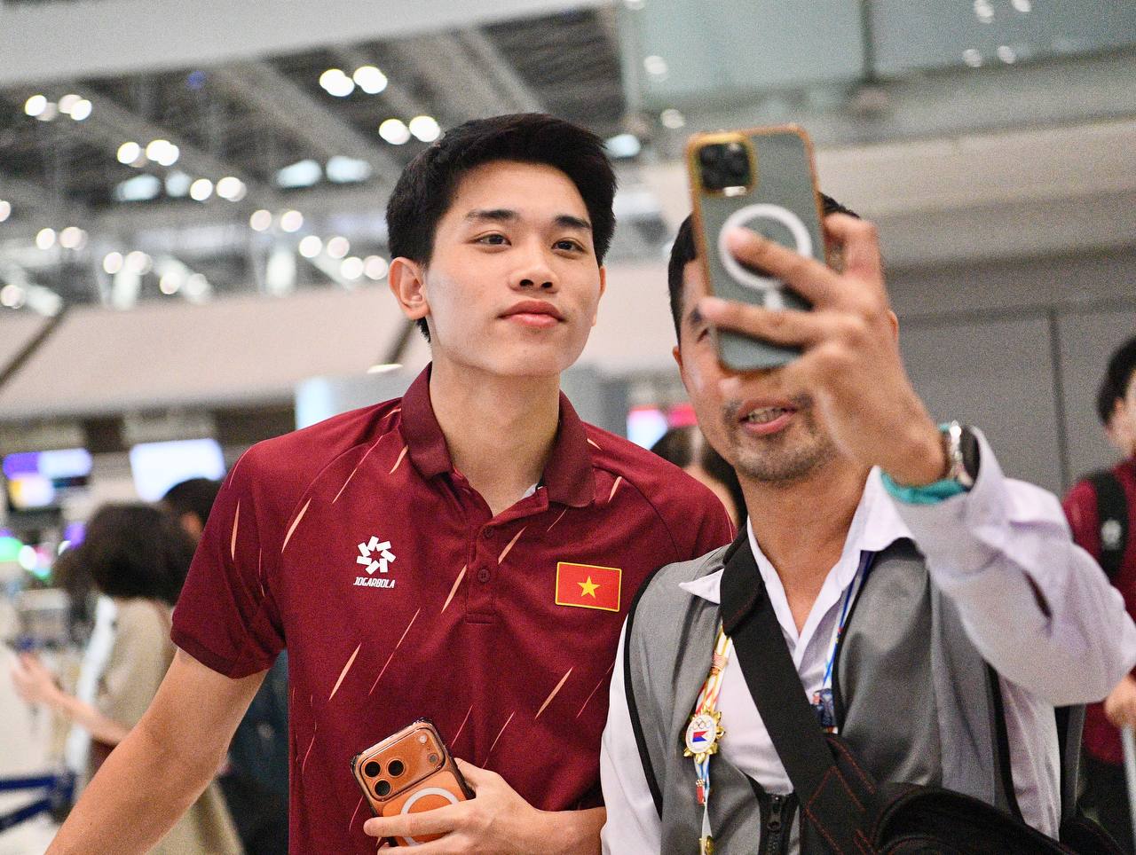 Trai đẹp U22 Việt Nam Đình Bắc, Thanh Nhàn mang HCV về Việt Nam, thủ môn 1m91 visual sáng bừng ký mỏi tay cho CĐV- Ảnh 2.