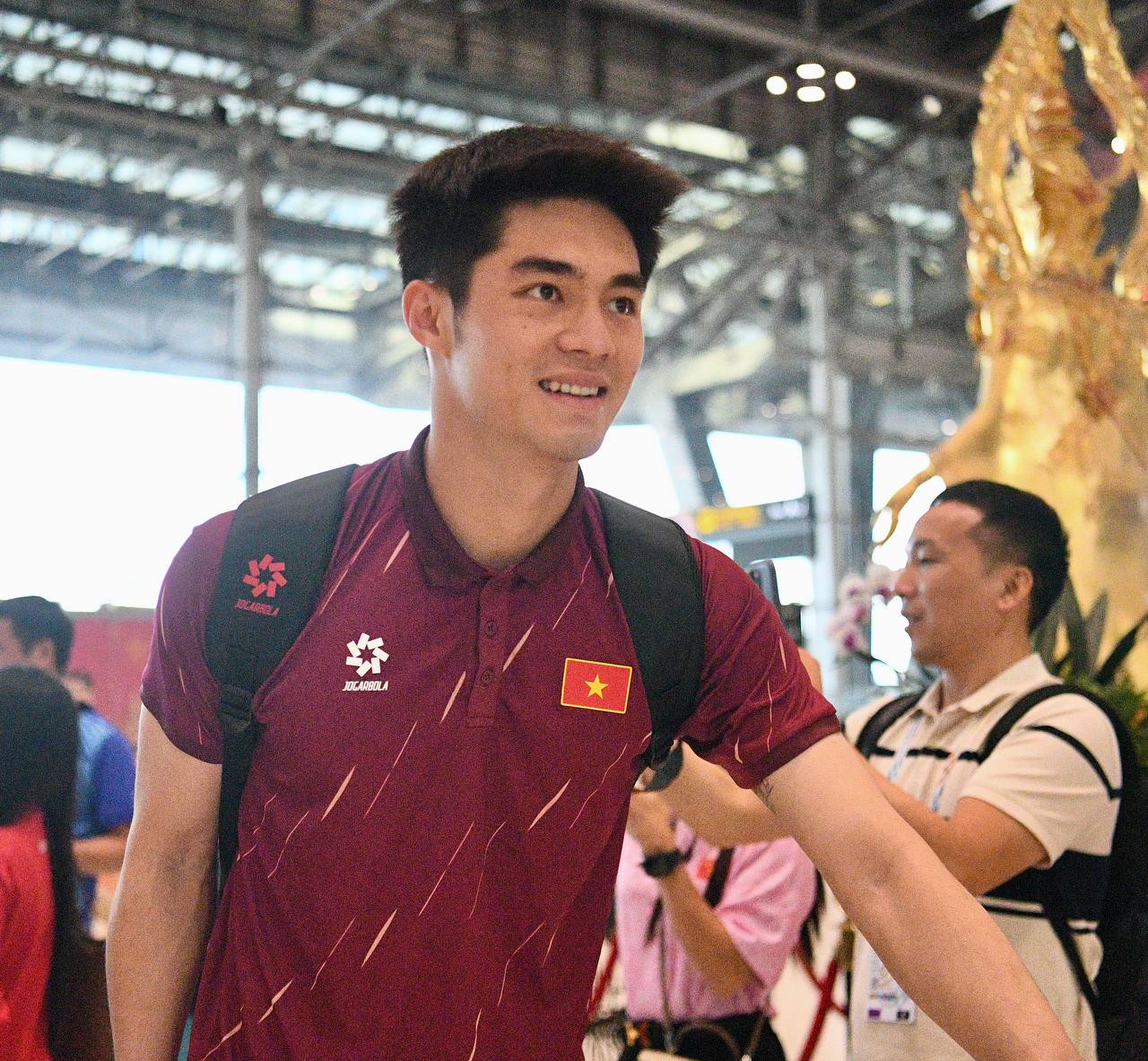 Trai đẹp U22 Việt Nam Đình Bắc, Thanh Nhàn mang HCV về Việt Nam, thủ môn 1m91 visual sáng bừng ký mỏi tay cho CĐV- Ảnh 1.