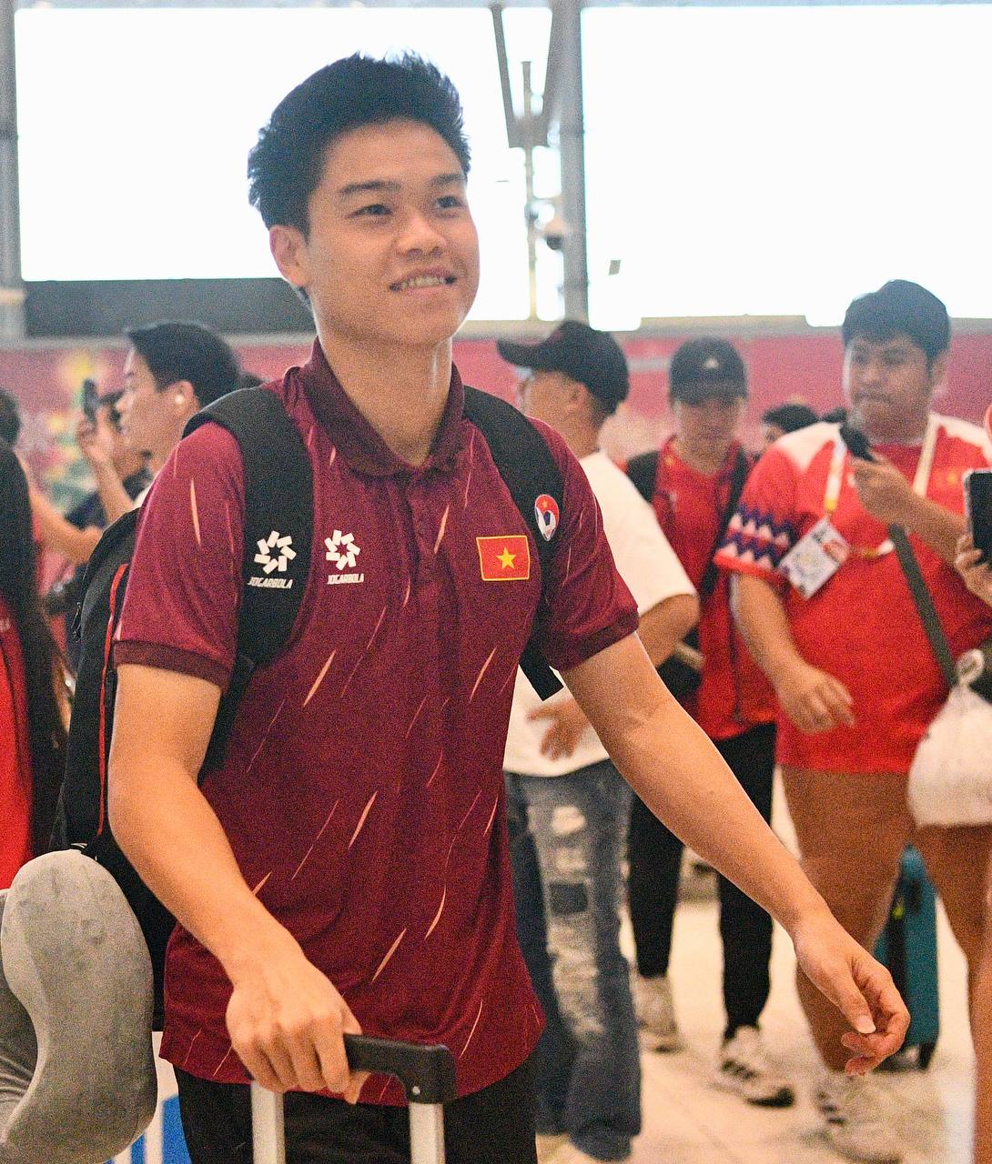 Trai đẹp U22 Việt Nam Đình Bắc, Thanh Nhàn mang HCV về Việt Nam, thủ môn 1m91 visual sáng bừng ký mỏi tay cho CĐV- Ảnh 10.