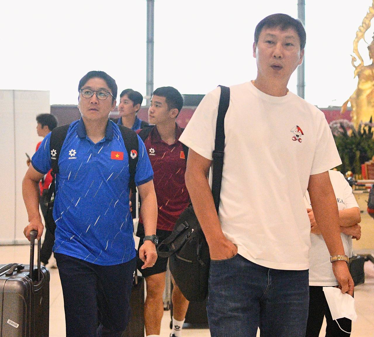 Trai đẹp U22 Việt Nam Đình Bắc, Thanh Nhàn mang HCV về Việt Nam, thủ môn 1m91 visual sáng bừng ký mỏi tay cho CĐV- Ảnh 7.