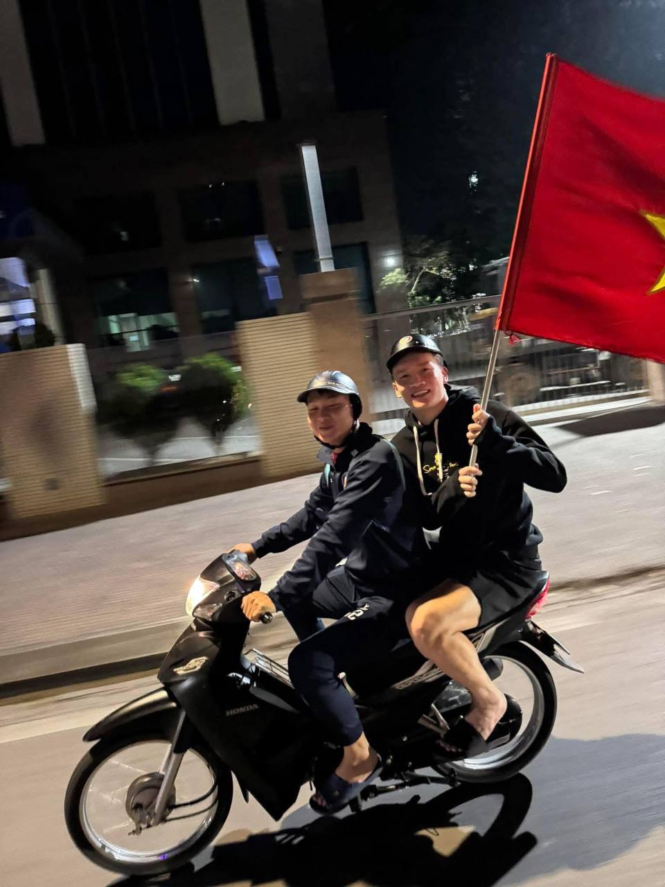 Bắt gặp Quang Hải lao ra đường ăn mừng U22 Việt Nam vô địch: Người tạo trend "đi bão" nay được đi bão rồi!- Ảnh 4.