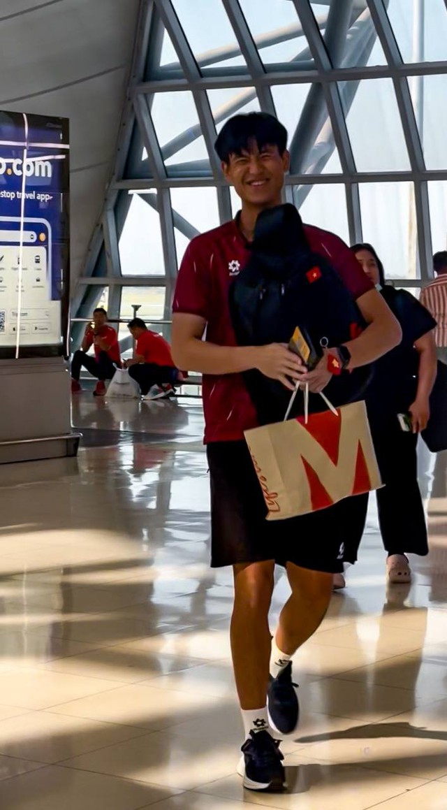 Tóm dính thủ môn 1m91 điển trai gây sốt cõi mạng đi mua sắm, sao U22 Việt Nam mang theo mũ cối về nước- Ảnh 6.