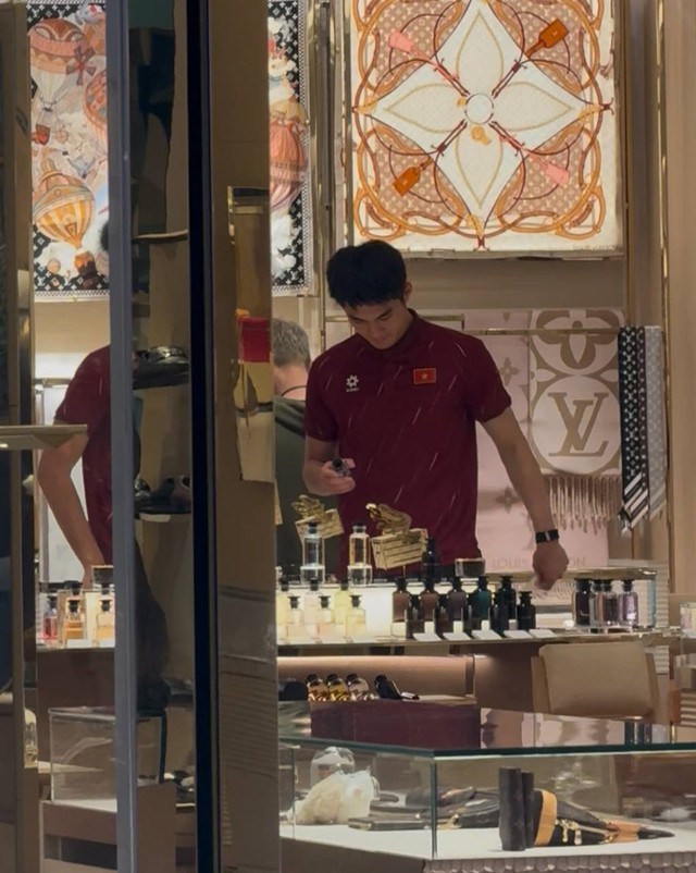 Tóm dính thủ môn 1m91 điển trai gây sốt cõi mạng đi mua sắm, sao U22 Việt Nam mang theo mũ cối về nước- Ảnh 3.