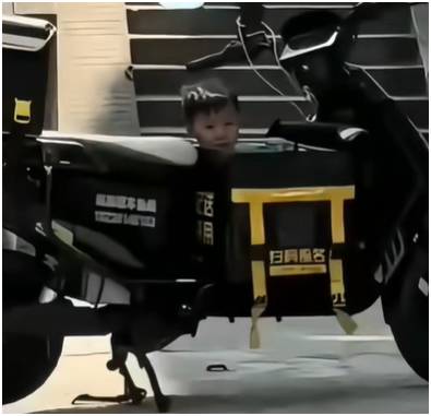 3 ca phẫu thuật, 9 đợt hóa trị, 12 lần xạ trị: Phía sau hình ảnh nữ shipper bỏ con gái vào thùng giao đồ- Ảnh 2.