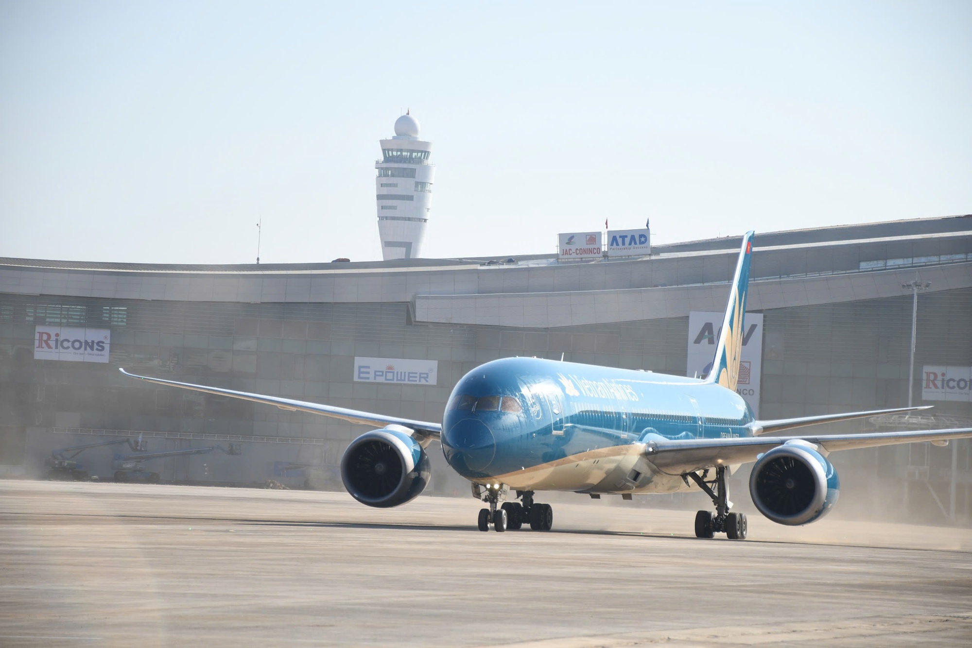 Hình ảnh chuyến bay đầu tiên hạ cánh xuống sân bay Long Thành - Ảnh 5.