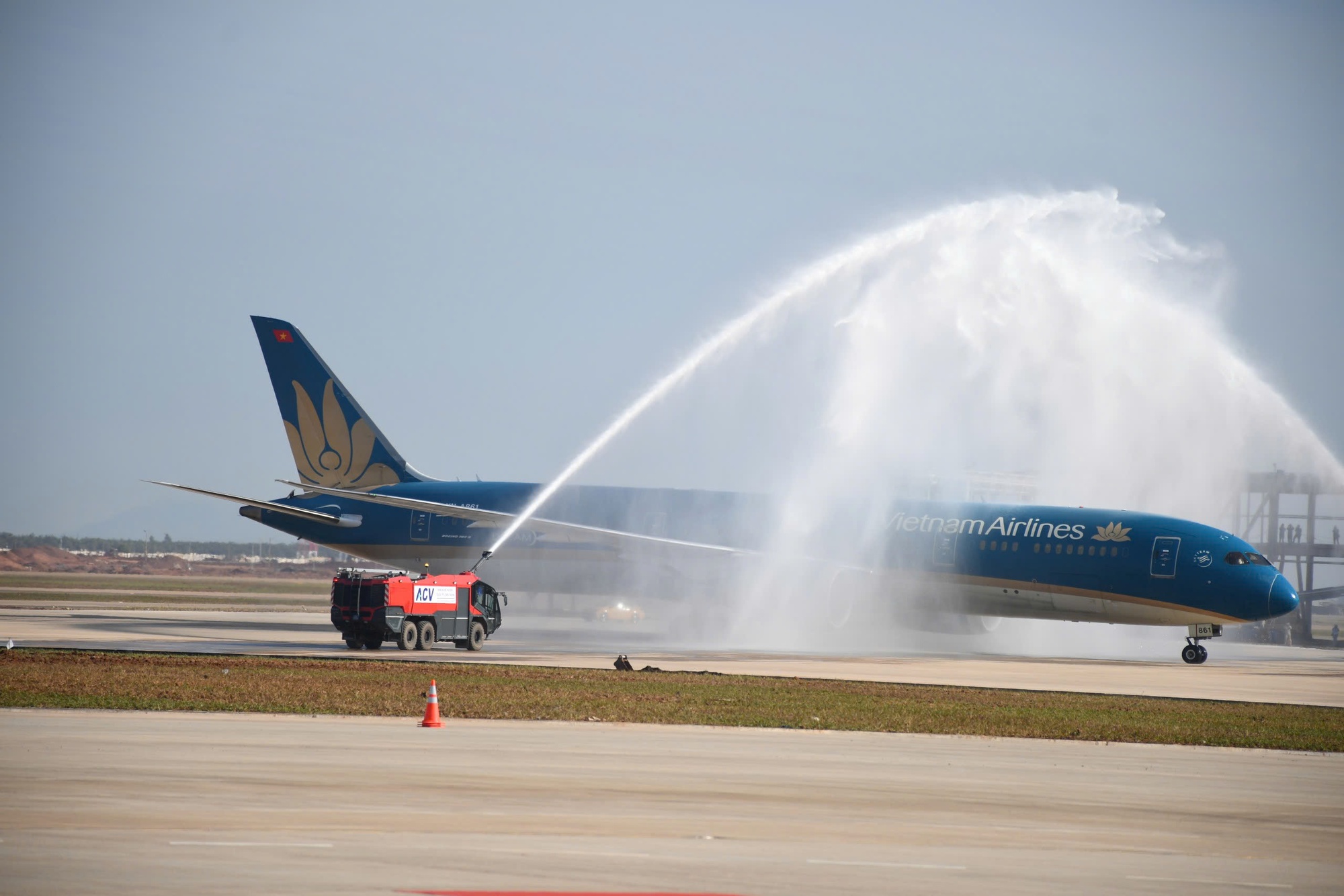 Hình ảnh chuyến bay đầu tiên hạ cánh xuống sân bay Long Thành - Ảnh 6.