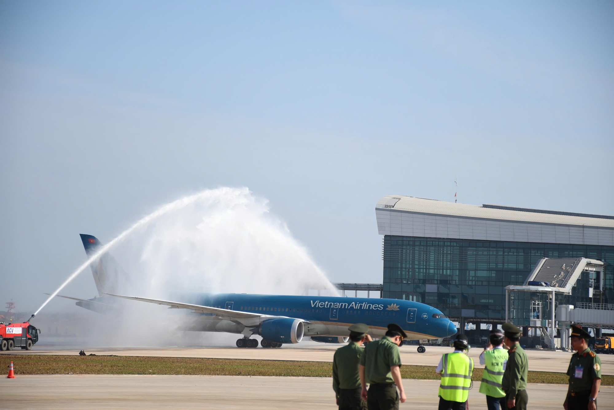 Hình ảnh chuyến bay đầu tiên hạ cánh xuống sân bay Long Thành - Ảnh 7.
