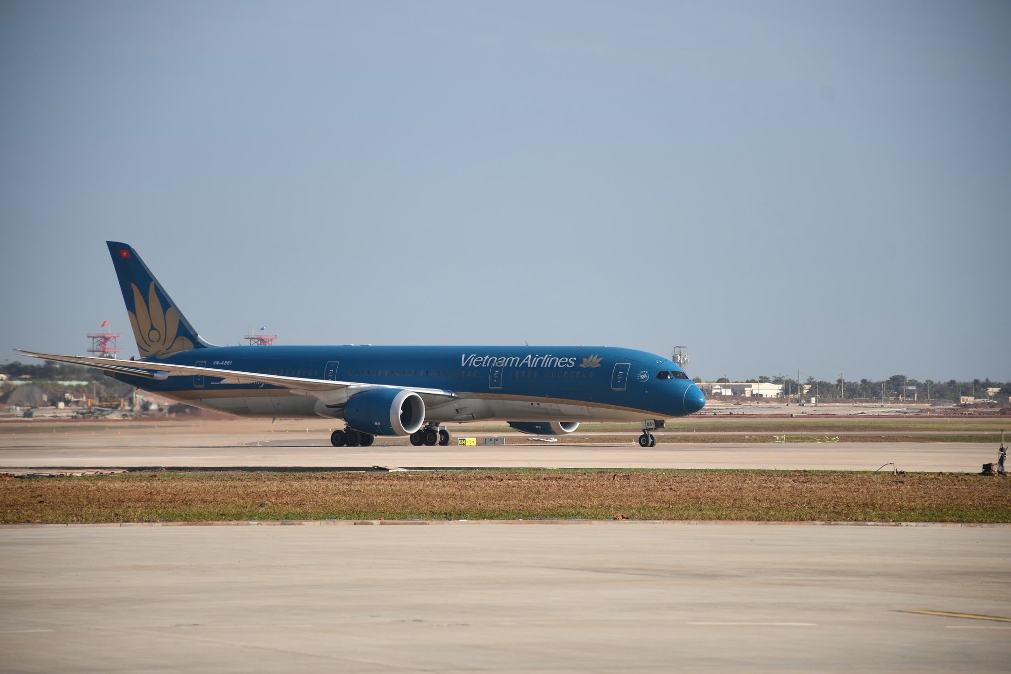 Hình ảnh chuyến bay đầu tiên hạ cánh xuống sân bay Long Thành - Ảnh 9.