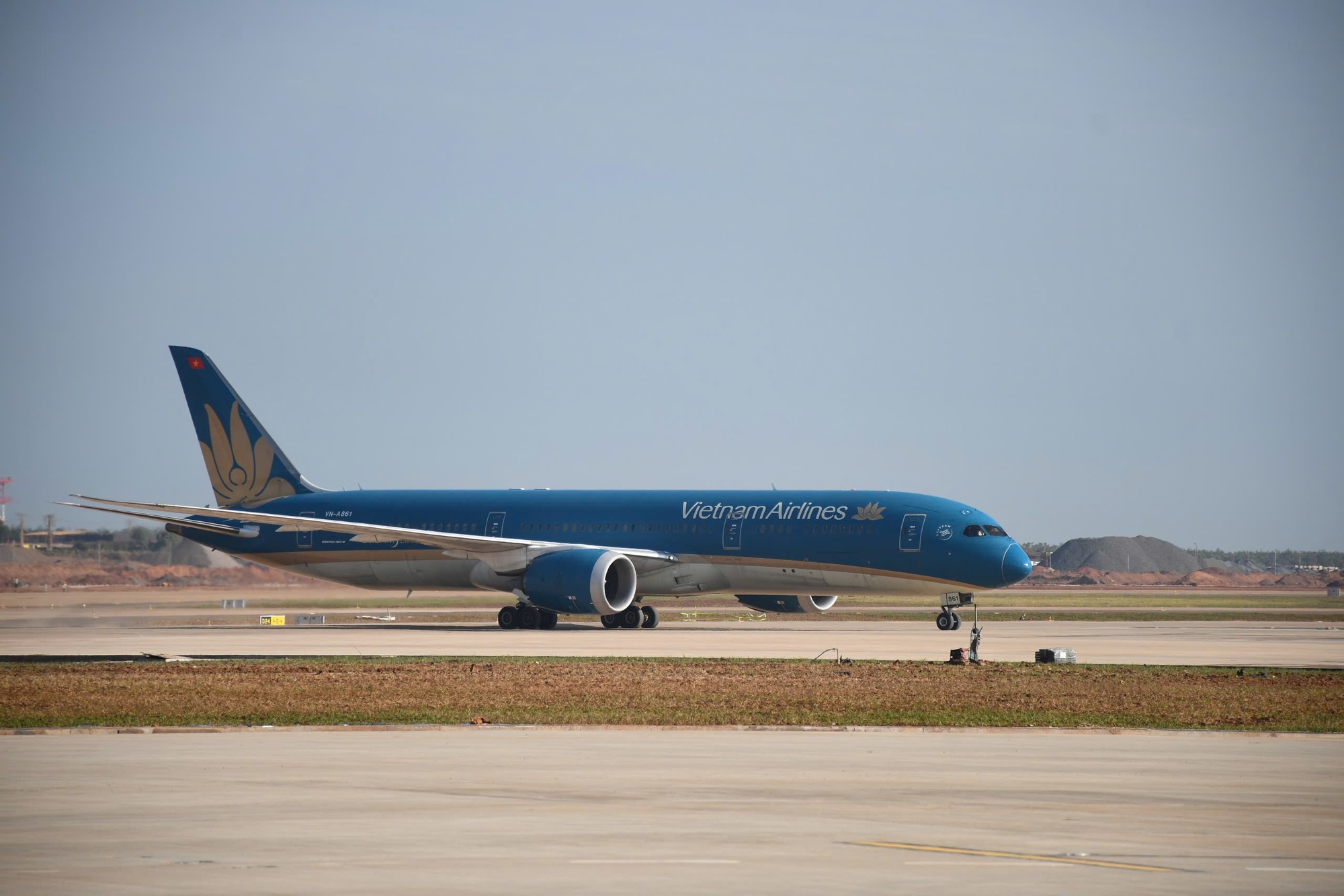 Hình ảnh chuyến bay đầu tiên hạ cánh xuống sân bay Long Thành - Ảnh 10.