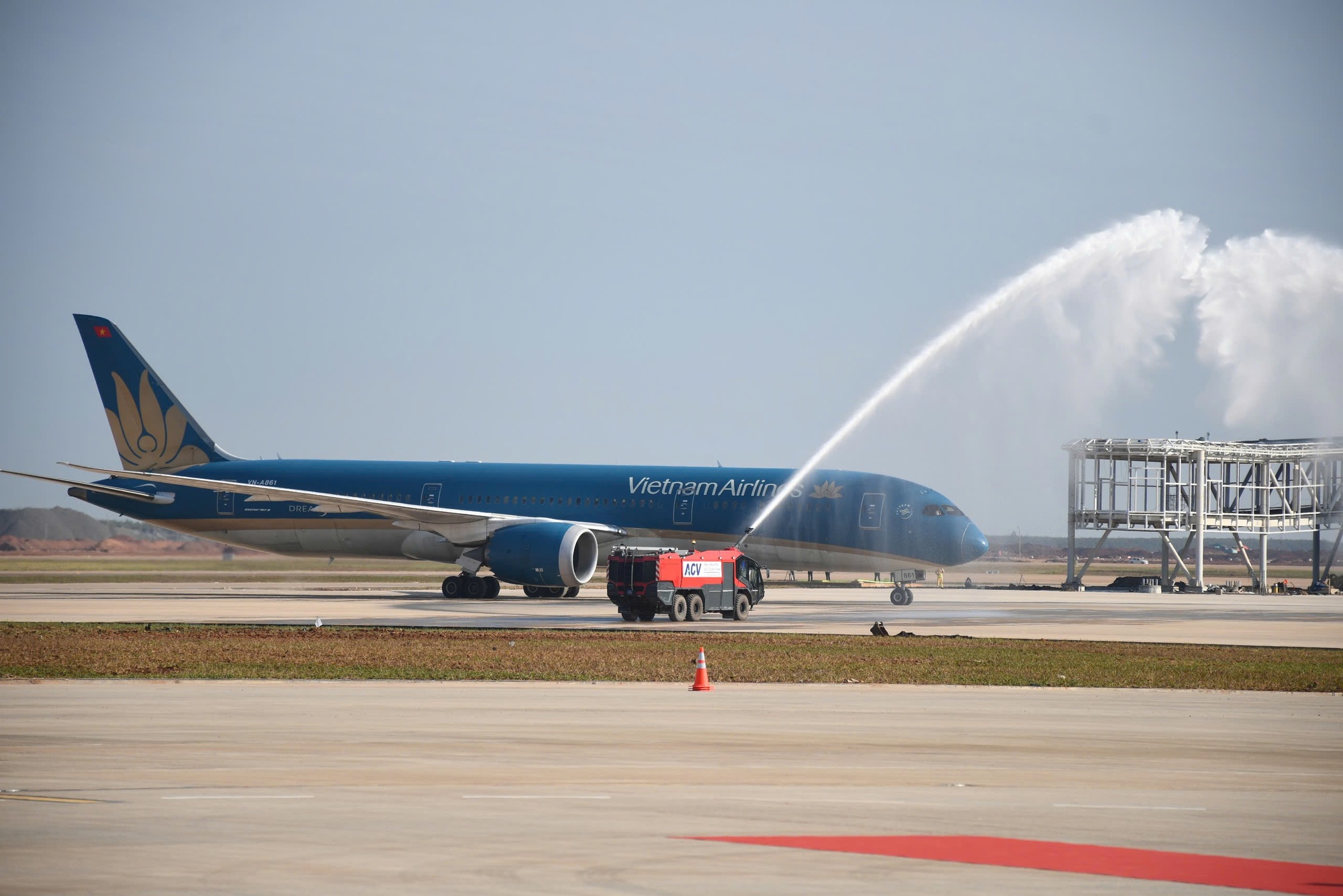 Hình ảnh chuyến bay đầu tiên hạ cánh xuống sân bay Long Thành - Ảnh 11.