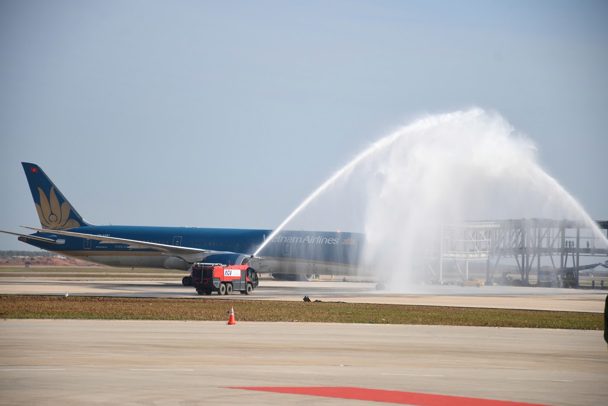Hình ảnh chuyến bay đầu tiên hạ cánh xuống sân bay Long Thành - Ảnh 12.