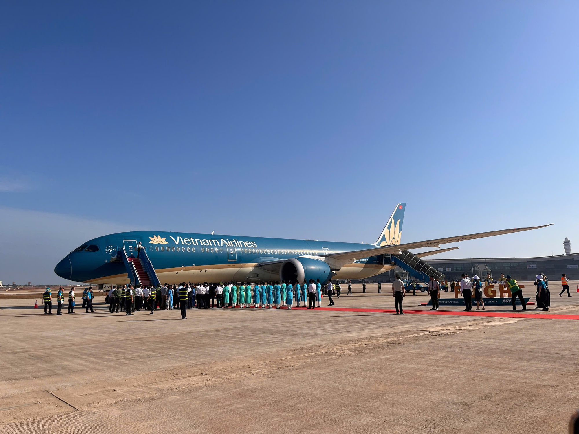 Hình ảnh chuyến bay đầu tiên hạ cánh xuống sân bay Long Thành - Ảnh 2.