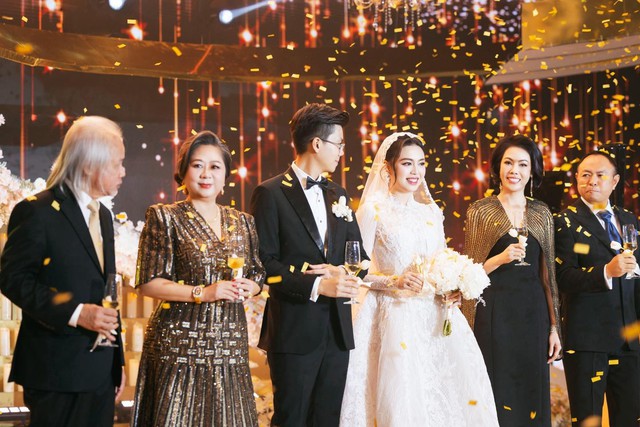 Loạt ảnh “nét căng” đám cưới thiếu gia Phan Hoàng: Hai gia tộc giàu nức tiếng lộ diện gây bão mạng- Ảnh 3.