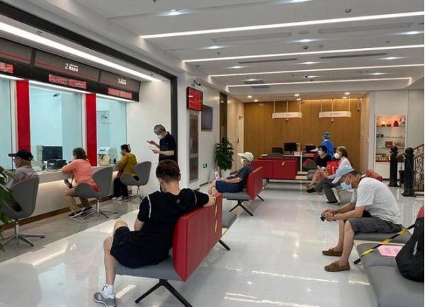 Người phụ nữ gửi tiết kiệm hơn 48 tỷ đồng, 4 năm sau đến rút thì được ngân hàng thông báo: “Tài khoản của chị không có đồng nào”- Ảnh 1. Người phụ nữ gửi tiết kiệm hơn 48 tỷ đồng, 4 năm sau đến rút thì được ngân hàng thông báo: “Tài khoản của chị không có đồng nào”- Ảnh 1.