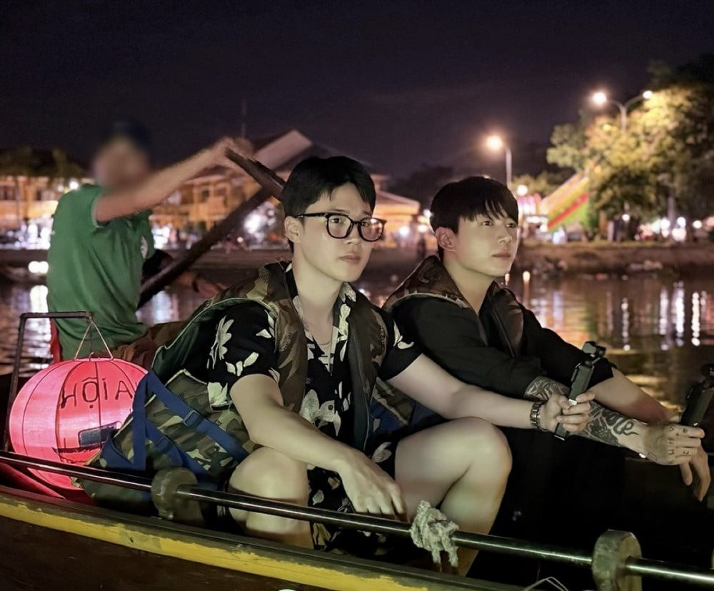 Bắt gặp minh tinh Hàn Quốc ăn trứng vịt lộn, thịt nướng trên đường phố Đà Nẵng- Ảnh 1.