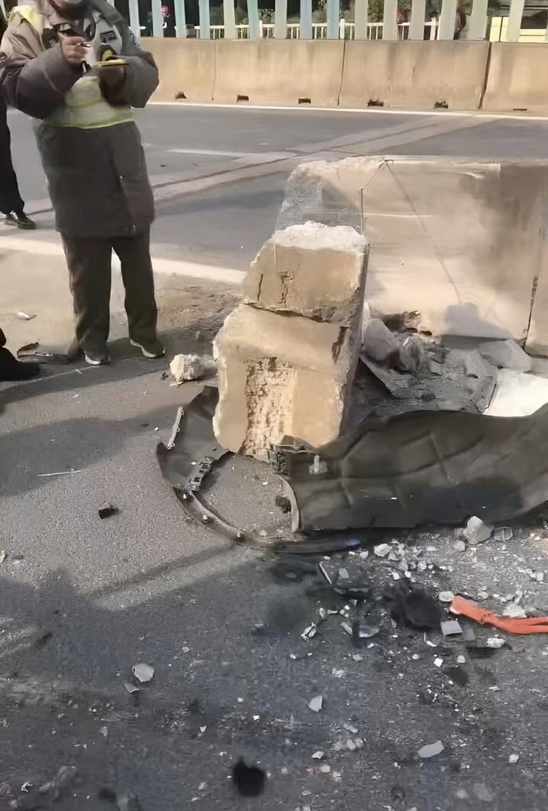 Gãy đôi sau khi tai nạn, mẫu xe điện Trung Quốc gây bất ngờ vì pin không phát nổ- Ảnh 3.