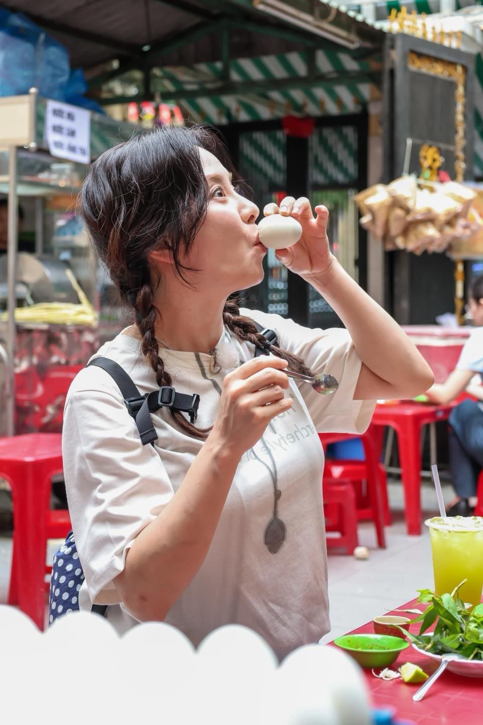 Bắt gặp minh tinh Hàn Quốc ăn trứng vịt lộn, thịt nướng trên đường phố Đà Nẵng- Ảnh 2.