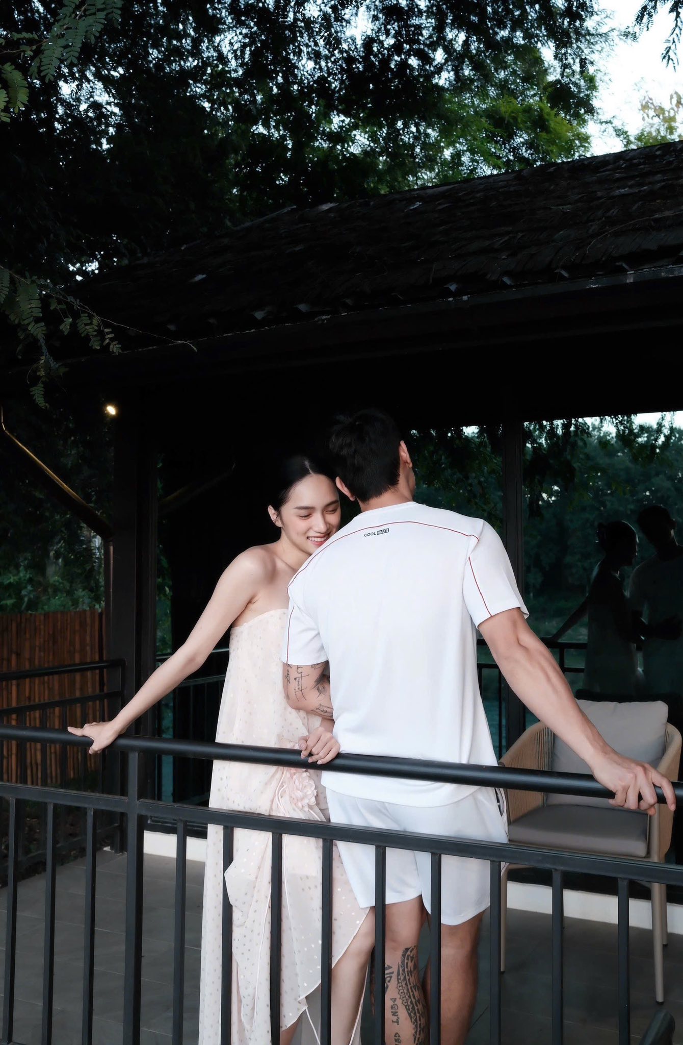 Hương Giang quấn quýt bên 