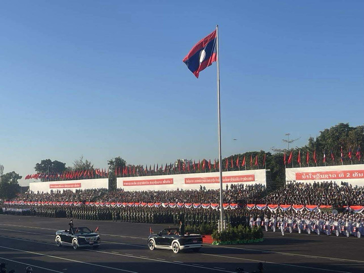 Xe điện Việt Nam nổi bật tại lễ diễu binh, diễu hành kỷ niệm Quốc khánh Lào- Ảnh 2.