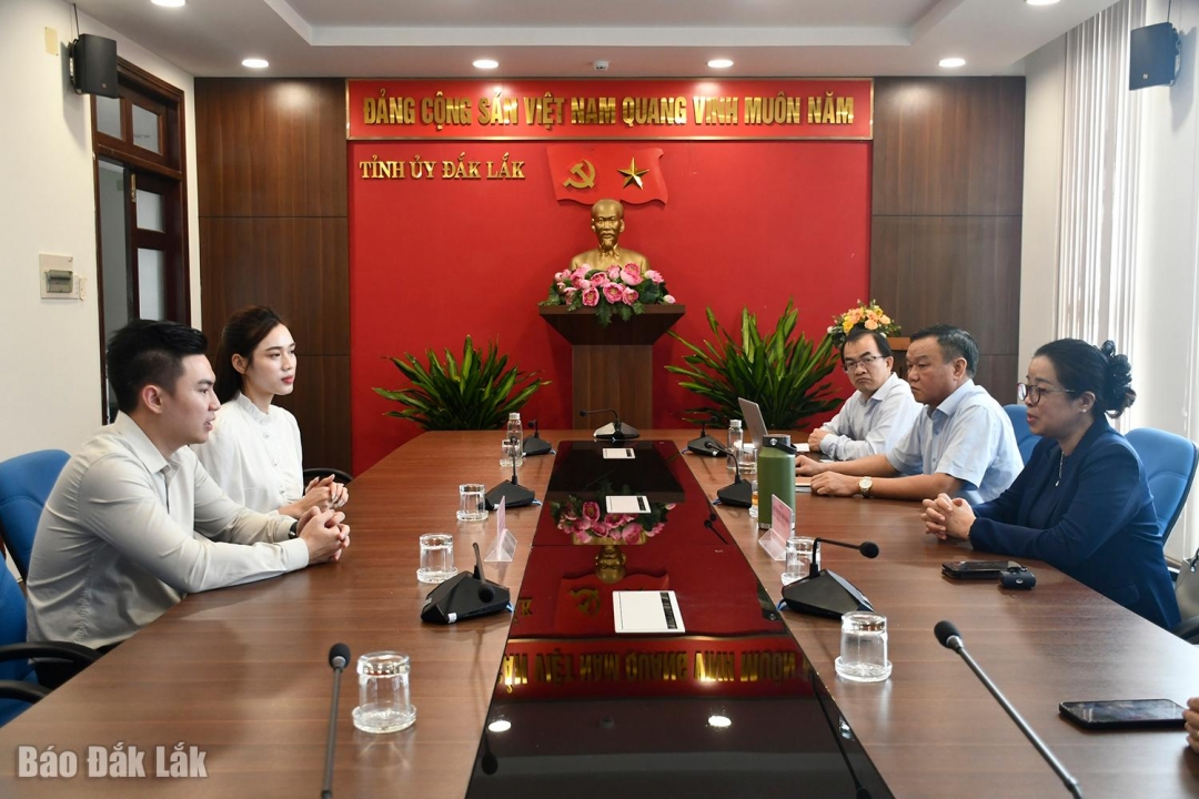 Tổng giám đốc Tập đoàn Sơn Hải và Hoa hậu Đỗ Hà trao 2 tỷ đồng, 20 tấn gạo hỗ trợ người dân Đắk Lắk- Ảnh 1.